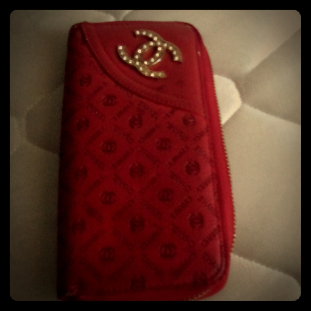 This a Chanel hand wallet